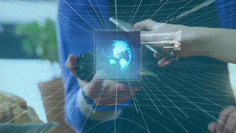 animación del globo, escaneo de alcance y procesamiento de datos sobre mujer pagando con teléfono inteligente