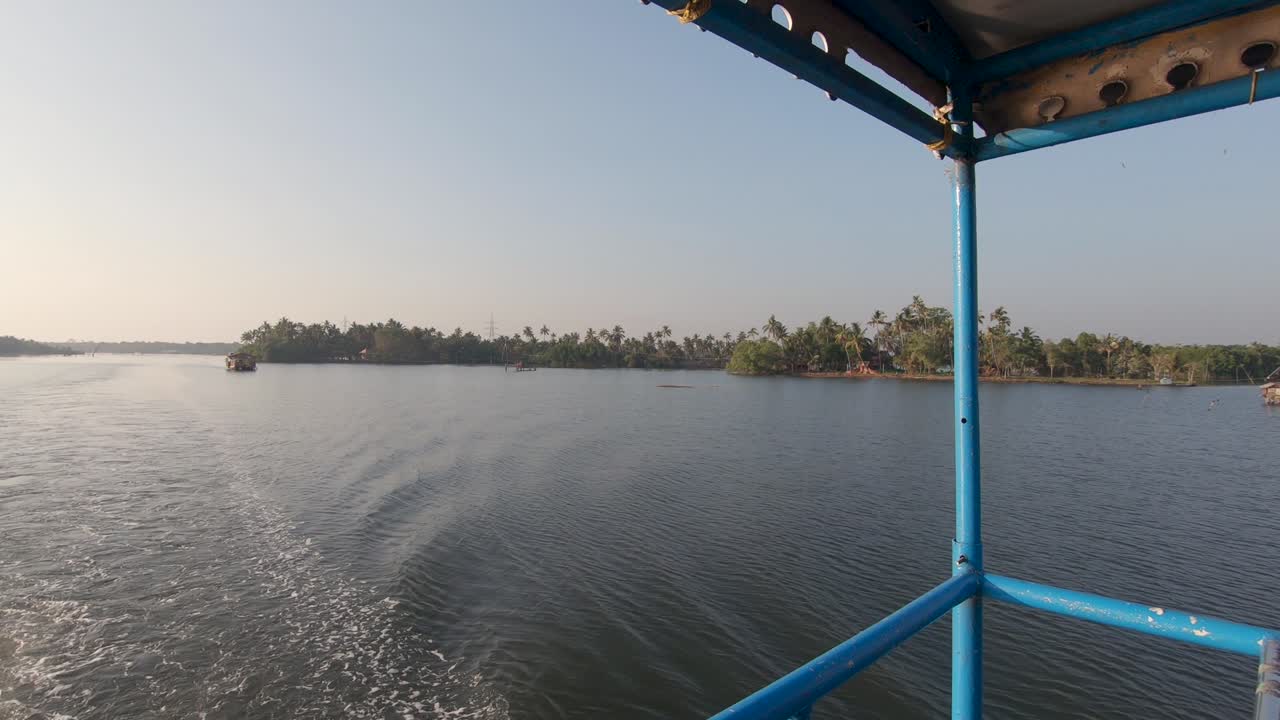 vista desde el velero de las costas de alappuzha al atardecer, india