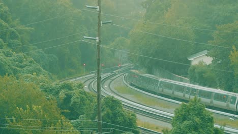 一列火车在暴雨中走向一条<unk>道