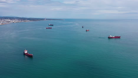 Industrietanker-Im-Mittelmeerhafen,-Luftaufnahme,-Sonniger-Tag,-Frankreich