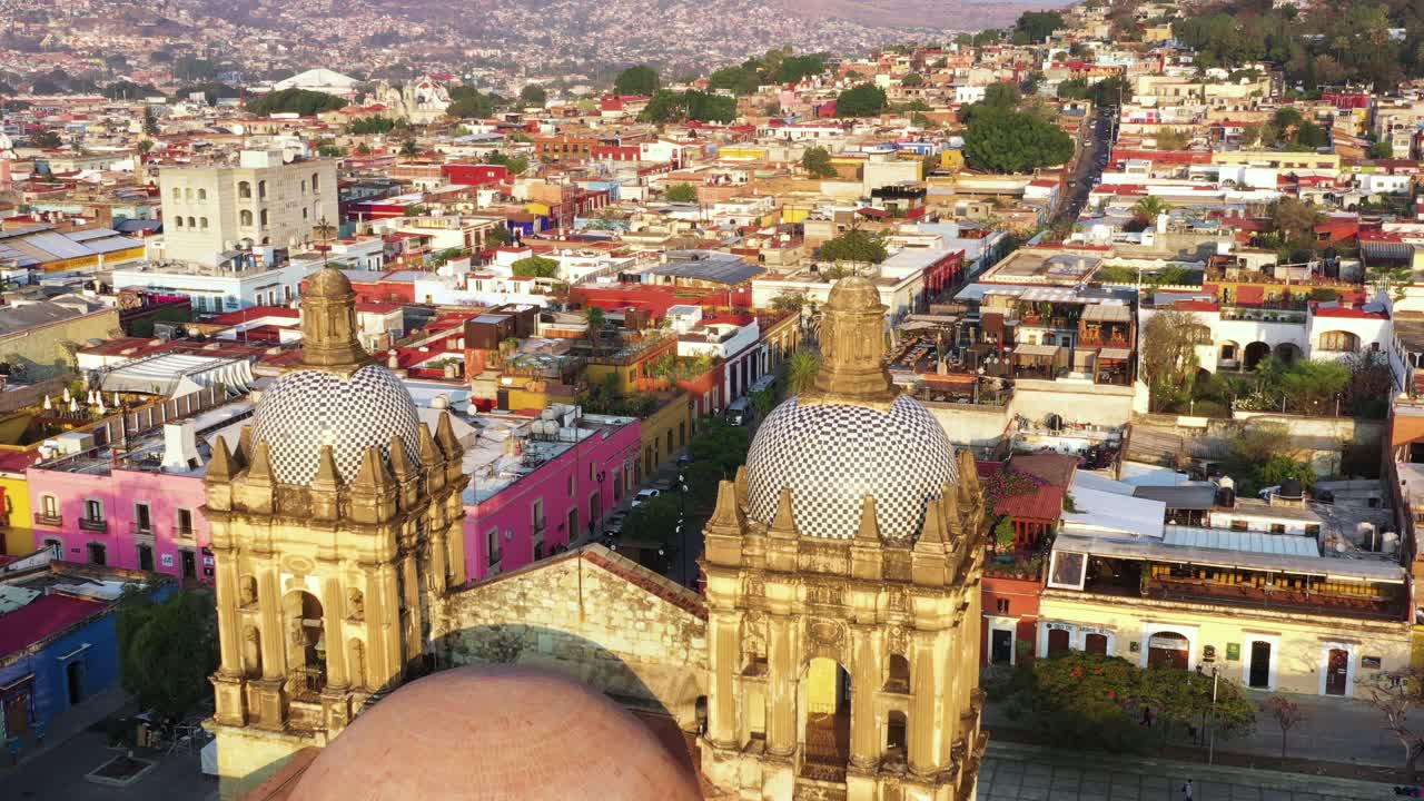 Veduta aerea del centro di Oaxaca, del centro storico e della Chiesa di Santo Domingo de Guzmán alla luce dell'ora d'oro, Messico.