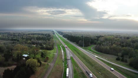 majestuosa y vívida vista de la autopista americana con hermoso cielo