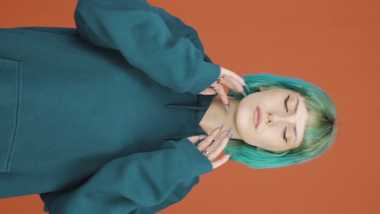 매력적인 젊은 여성의 수직 비디오.