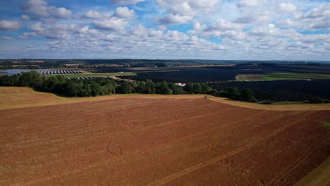 Fliegen-In-Richtung-Einer-Riesigen-Solaranlage-Auf-Farmbasis-In-Der-Nähe-Der-Landschaft