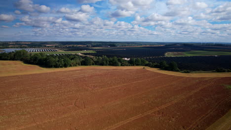 volando hacia una enorme planta solar basada en una granja cerca del campo