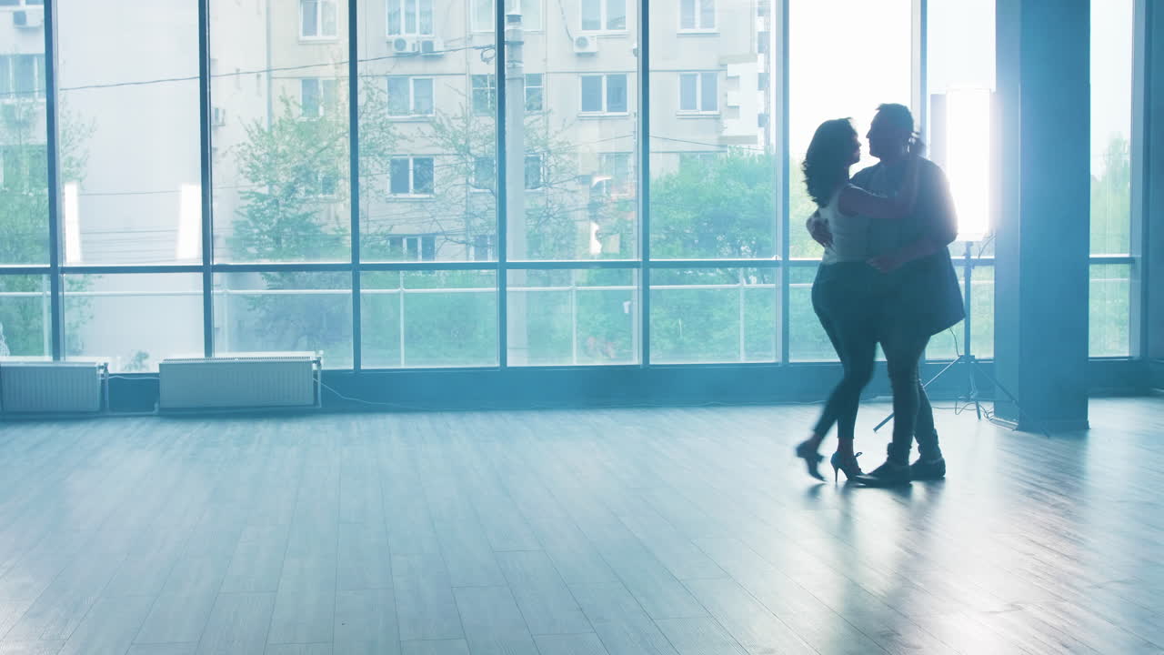 Coppia che balla in una sala da ballo