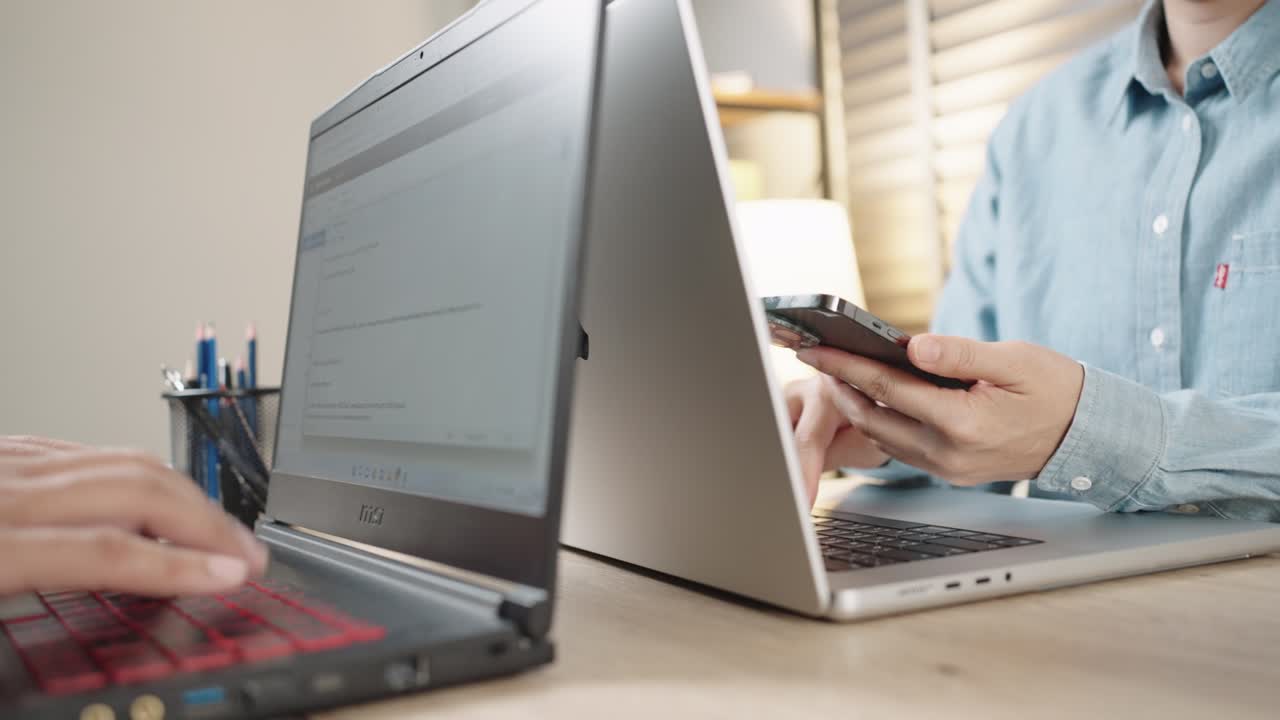 노트북 컴퓨터 키보드에서 정보를 검색하고, 온라인 커뮤니케이션 지원, 마케팅 연구, 밤에 사무실 책상에서 비즈니스 보고서를 입력하는 사업가의 손의 근접 촬영.