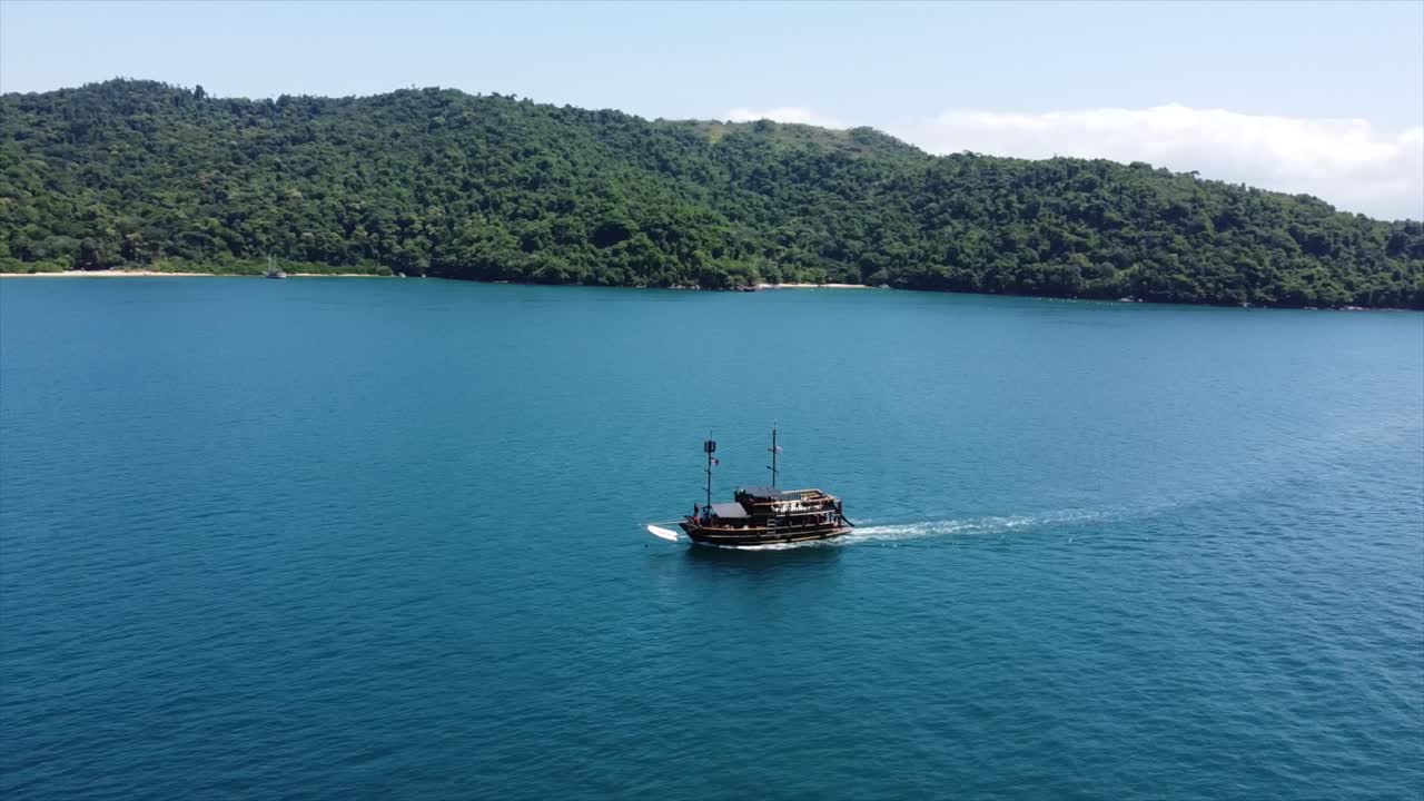 브라질의 대서양 한가운데서 총에 맞은 해적선 넓은 팬