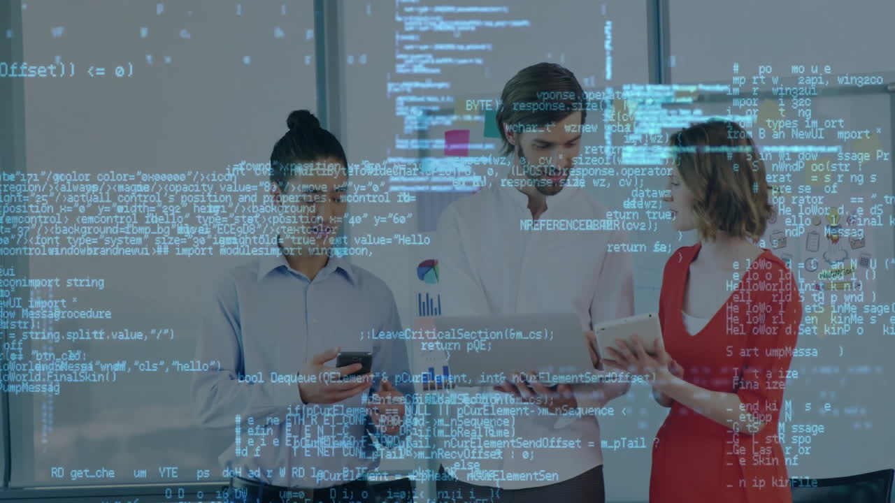 animación de código de programación sobre personas de negocios que utilizan dispositivos digitales en la oficina