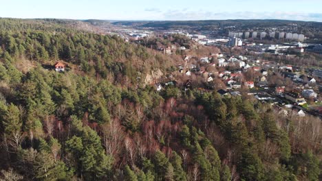 Paisaje-Nórdico-De-Colinas-Forestales-Por-La-Ciudad-De-Suecia,-Vista-Aérea-De-Drones