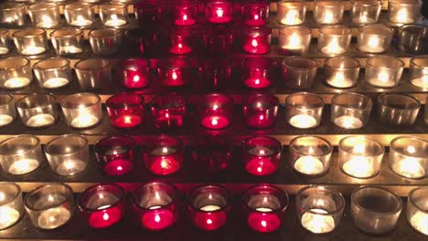 Votice-Velas-Encendidas-En-La-Iglesia