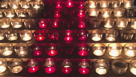 votice velas encendidas en la iglesia