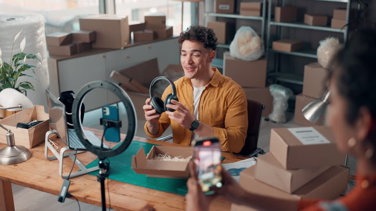 Homem fazendo vlog sobre fones de ouvido para sua empresa on-line