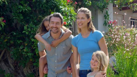 familia feliz en el jardín