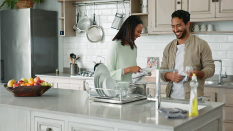 Smile,-couple-cleaning-dishes