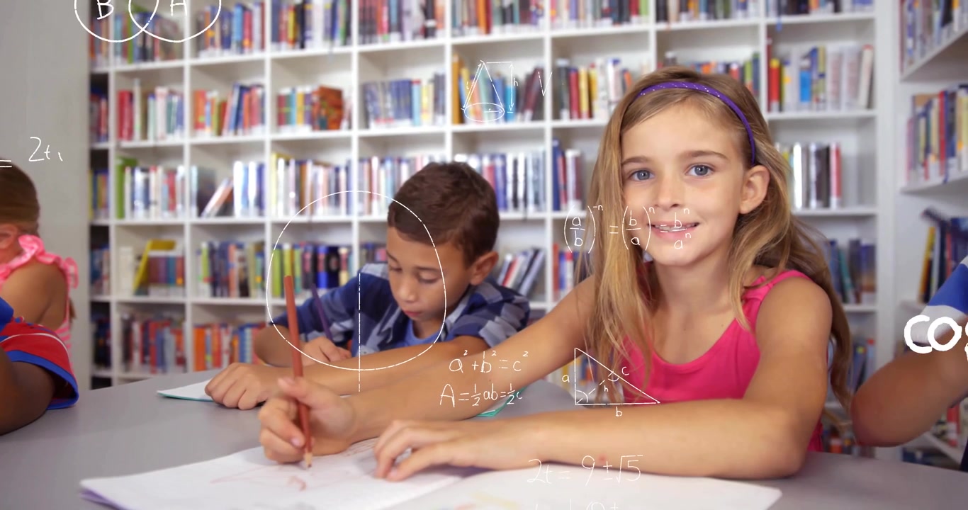 Bambini seduti a un tavolo della biblioteca scolastica, che scrivono con le matite mentre mostrano formule matematiche fluttuanti.