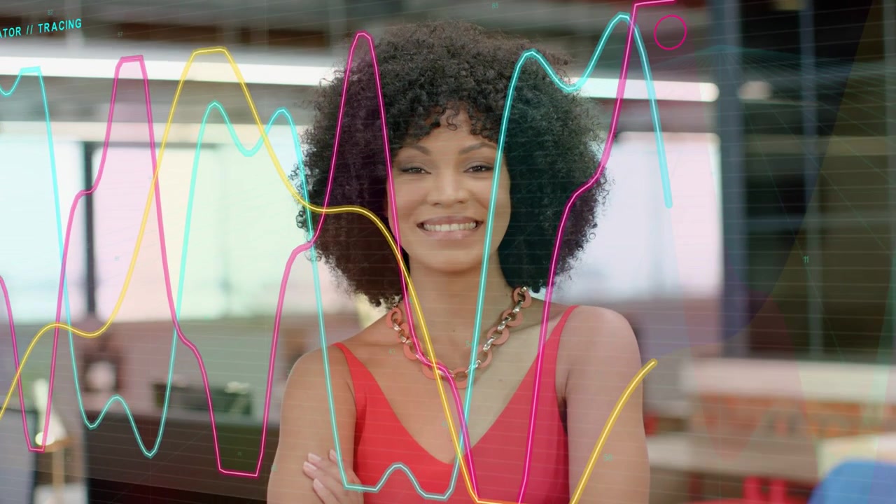 Femme croisant les bras, passant d'une expression neutre à un rire, tandis que des graphiques colorés balayent depuis la gauche affichant des données.