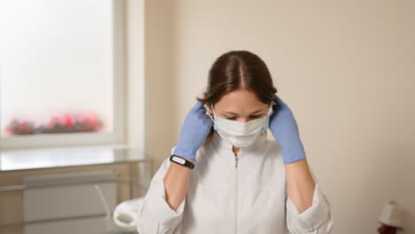 el médico se prepara para examinar al paciente