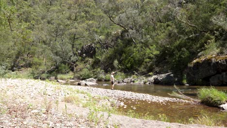 Ein-Fischer-Wirft-Einen-Köder-In-Einen-Wunderschönen-Fluss-Im-Australischen-Busch