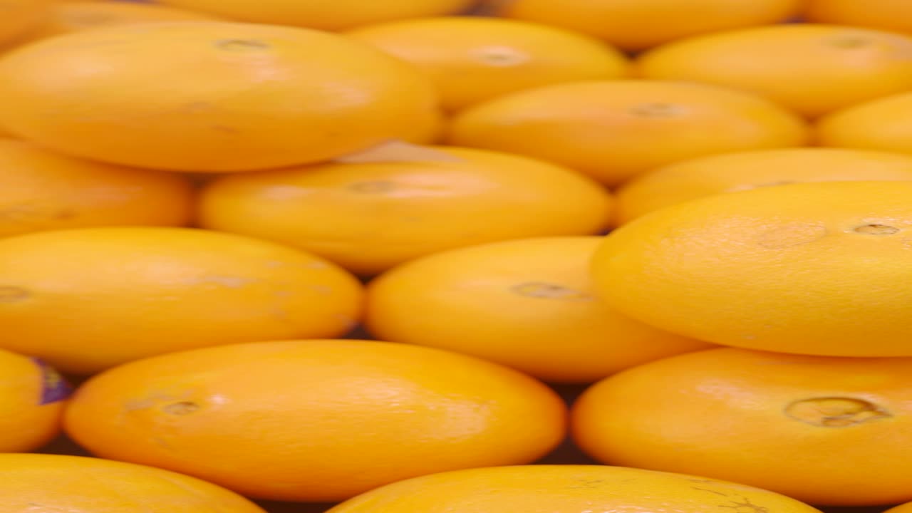 una pila de naranjas frescas