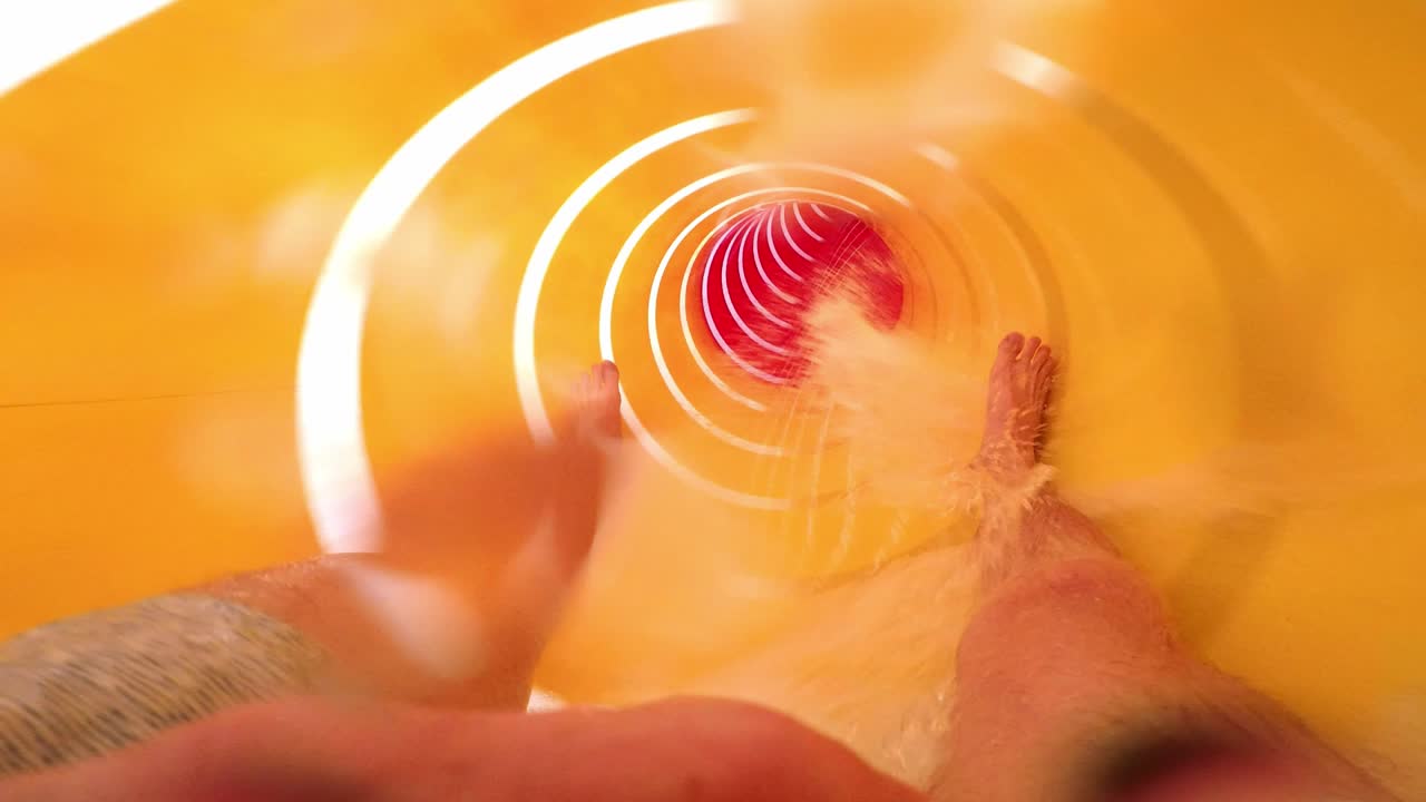 deslizándose desde un tobogán de agua en austria