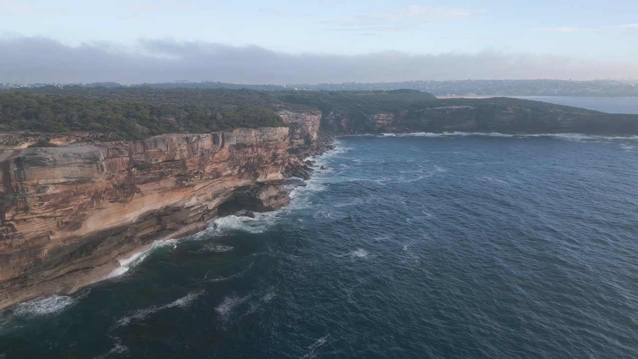 vista aérea del parque nacional de malabar headland y la pista de senderismo costera de boora point en la costa de magic point