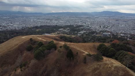 Vista-Aérea-Del-Horizonte-En-El-Monte-Wakakusa,-Nara