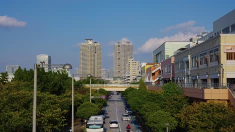 Sonniger-Tag-In-Tokio,-Hintergrundansicht-Des-Odaiba-Parks-Und-Der-Straße-4k