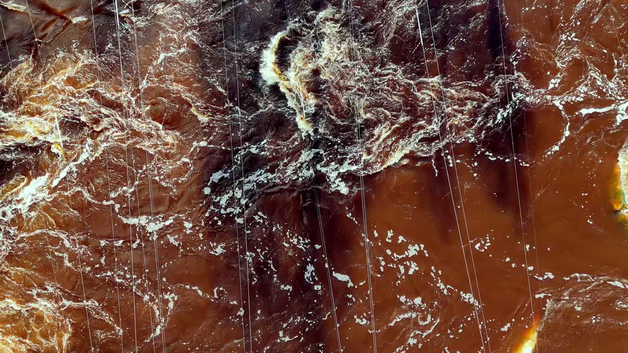 공원 에 있는 염소 급류 의 흐르는 물