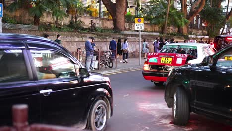 taxis y peatones en una calle bulliciosa