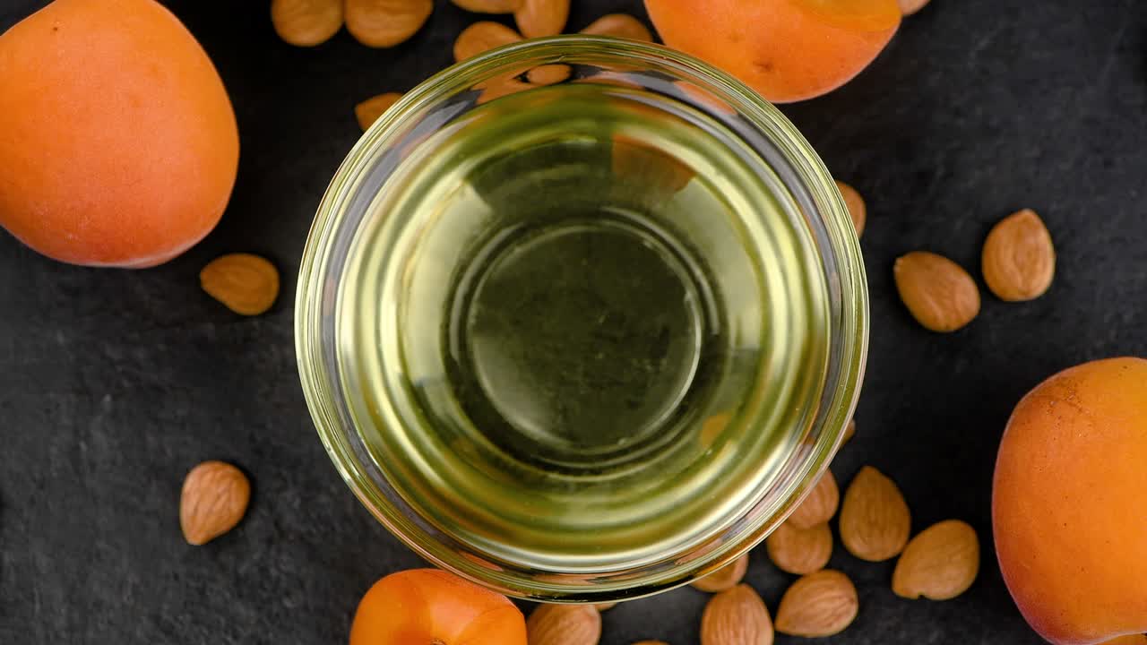 aceite de granos de albaricoque en una placa giratoria (con bucle sin costuras)