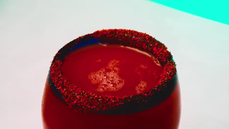 mezclando la bebida de michelada con una cuchara larga