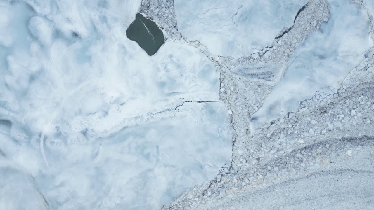 아이슬란드 에서 겨울 에 얼어붙은 빙하 호수 의 새 눈 으로 볼 수 있는 모습