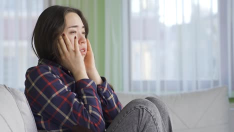집에 있는 아픈 여자는  ⁇ 을 흘리고, 우울하고, 스트레스를 받고, 고열이 있습니다.