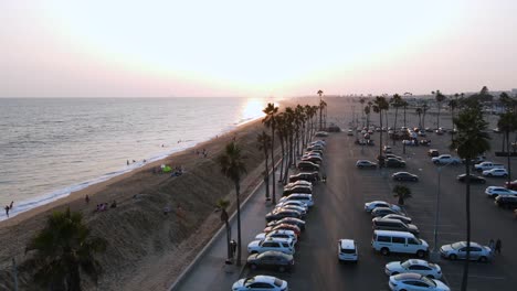 Excelente-Vista-Aérea-De-La-Costa-De-Newport-Beach,-California-Al-Atardecer