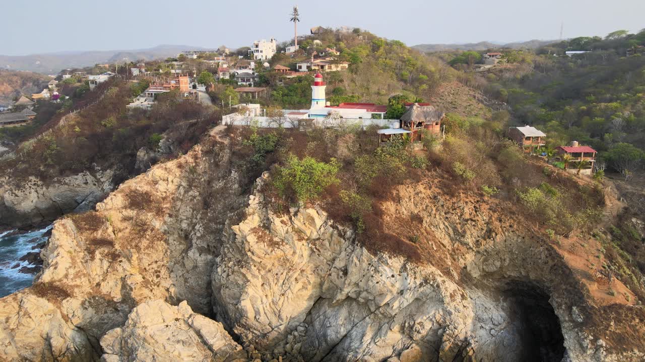 tire hacia adelante acercándose a un pequeño faro y un acantilado al amanecer.