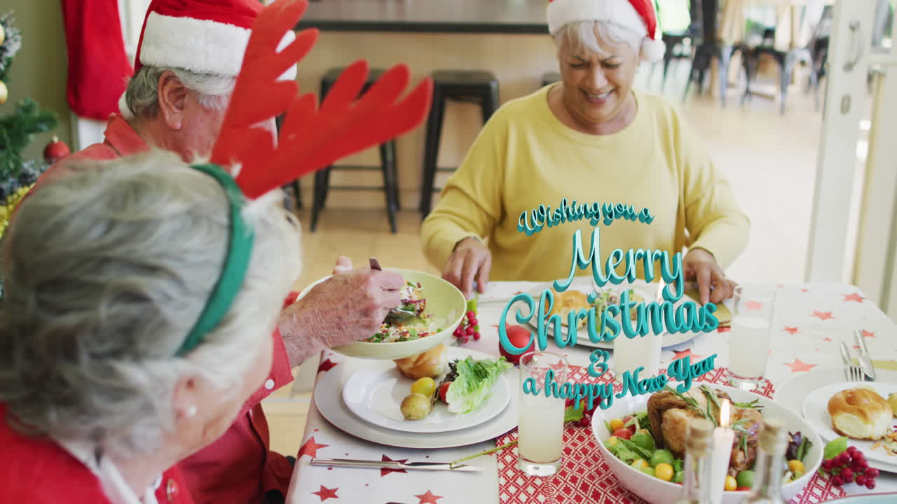 animación de felicitaciones de navidad texto sobre amigos diversos mayores en la mesa de la comida de navidad