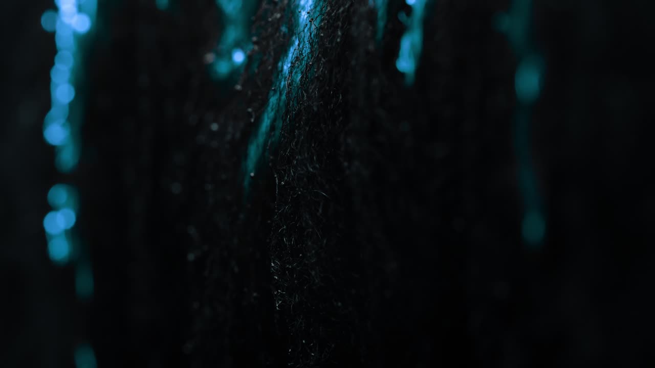 una explosión de energía azul se eleva desde abajo hacia arriba, lanzando chispas y dejando atrás nubes de energía que brillan repetidamente