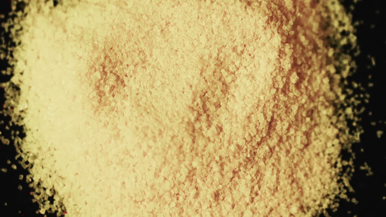 검은색 배경에 복사 공간과 함께 노란색 파우더의 클로즈업 비디오