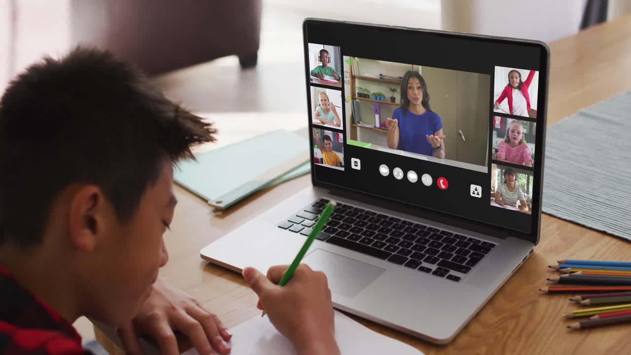 escolar que usa una computadora portátil para una lección en línea en casa, con un maestro y una clase diversos en la pantalla