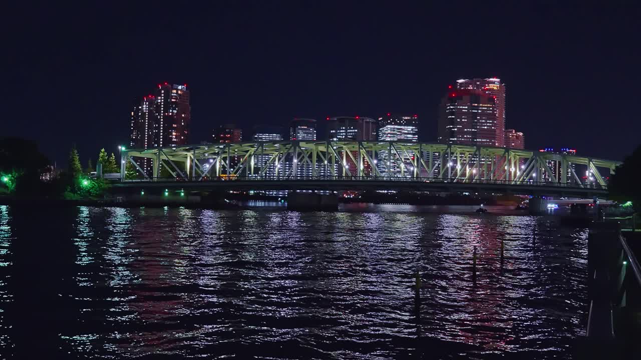 luz nocturna tokyo, tsukuda, rascacielos toyosu y puente el río sumida yakatabune, barco de placer