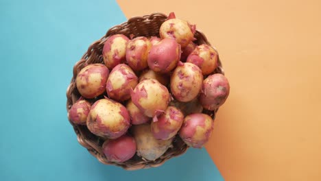 cerca de una rebanada de patata cruda en un plato ,