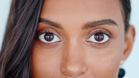 ojos confiados, felices y hermoso rostro de mujer