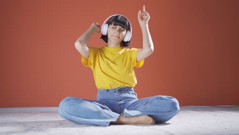 Mujer-Feliz-Escuchando-Música-Con-Auriculares.