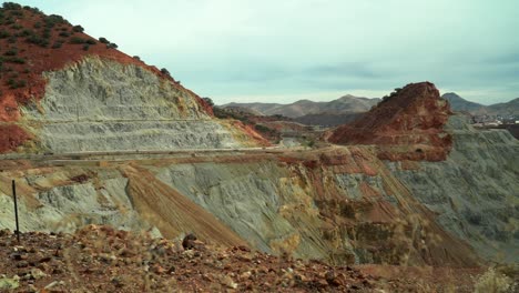 HIghway-80-traffic-and-the-Lavender-Pit-Mine,-Bisbee,-Arizona