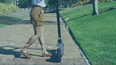 animación de lenguaje de computadora y mapa sobre mujer afroamericana comprobando scooter eléctrico