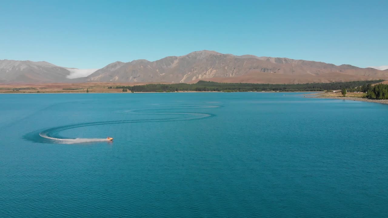 fastmo - jet ski en hermosas aguas azul turquesa - lago tekapo, nueva zelanda - antena