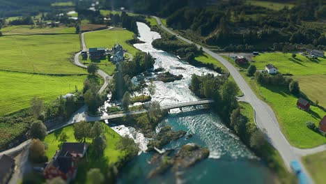 El-Río-Stryneelva-Con-Sus-Aguas-Turquesas-Serpentea-A-Través-Del-Exuberante-Valle-Verde