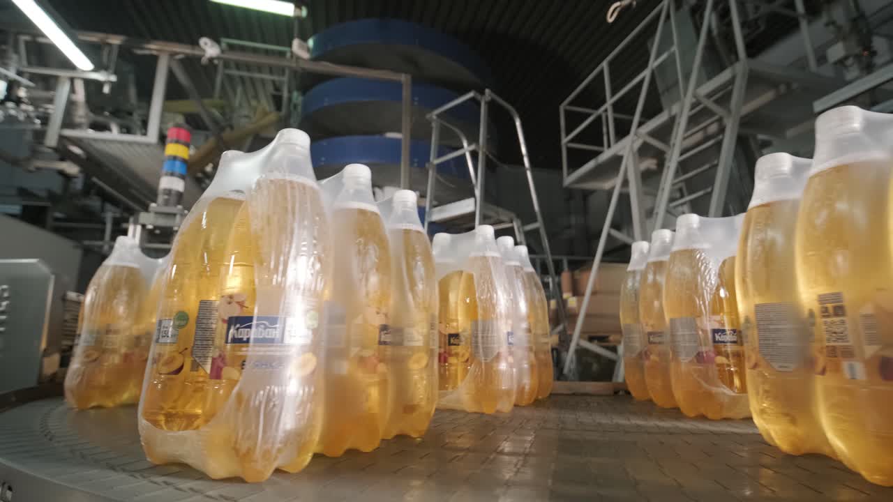 음료 공장에서 포장 라인을 위한 현대적인 스트 및 운송 기계