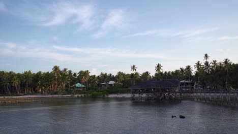 Mit-Blick-Auf-Das-Wasser-In-Richtung-Land